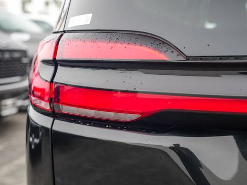 Used 2024 Chrysler Pacifica Touring-L image 7