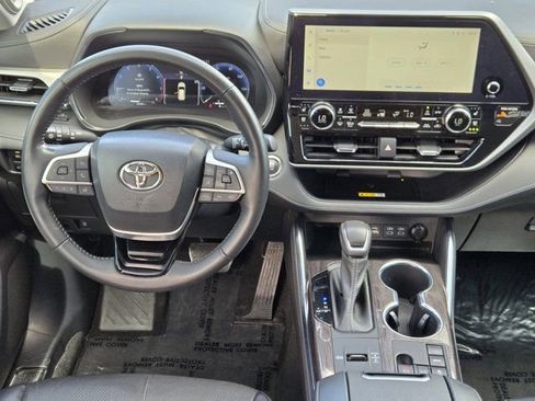 Used 2023 Toyota Highlander Platinum FWD image 27