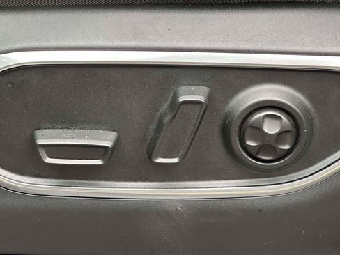 Used 2025 Jeep Wagoneer 4WD w/ Premium Group I image 15