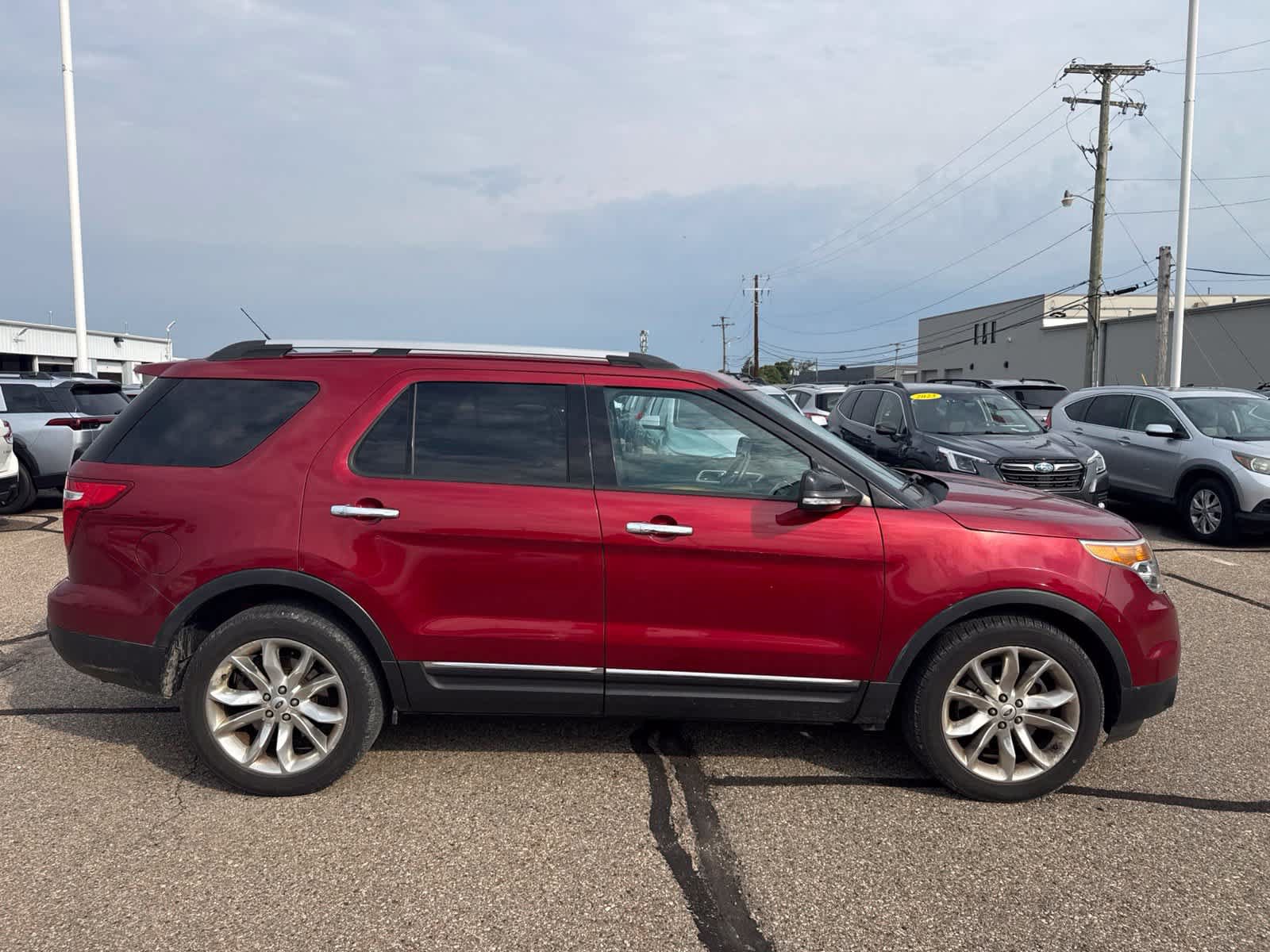 Used 2014 Ford Explorer XLT w/ Equipment Group 202A AWD/4WD image 9