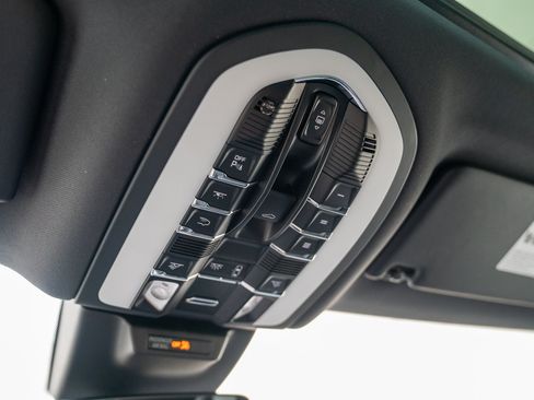 Certified 2026 Porsche Macan AWD/4WD image 21