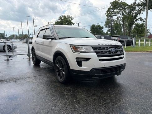 Used 2018 Ford Explorer XLT w/ Equipment Group 202A AWD/4WD image 3