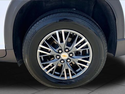 Used 2025 Chevrolet Traverse LT FWD image 11