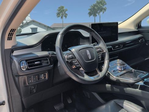Used 2022 Lincoln Nautilus FWD w/ Premium Package image 12