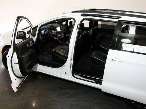 Used 2025 Chrysler Pacifica Limited image 5