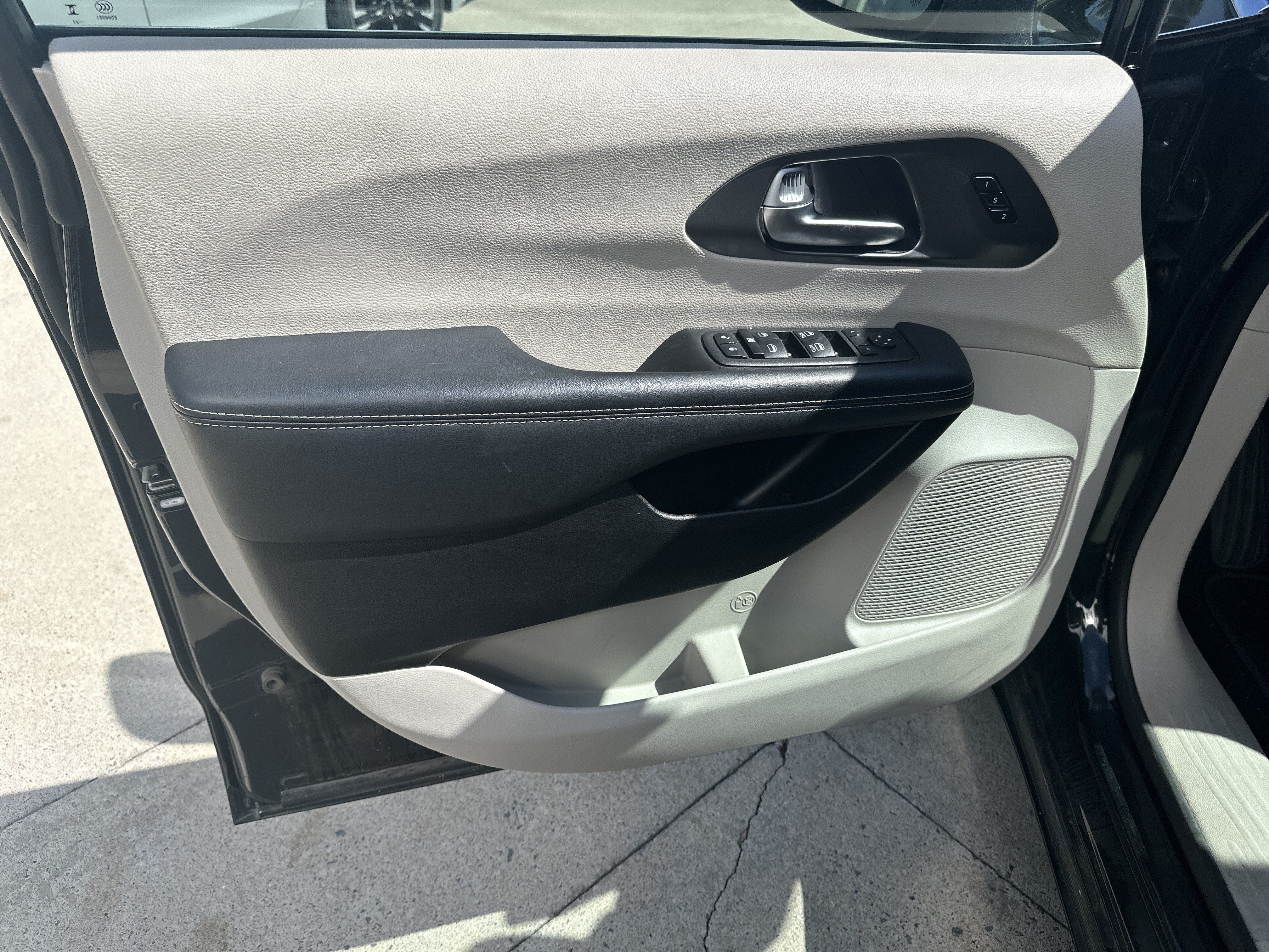 Used 2023 Chrysler Pacifica Touring-L FWD image 13