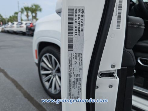 Used 2023 Jeep Grand Wagoneer Series II AWD/4WD image 14