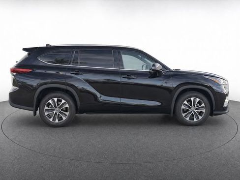 Used 2024 Toyota Highlander XLE FWD image 8