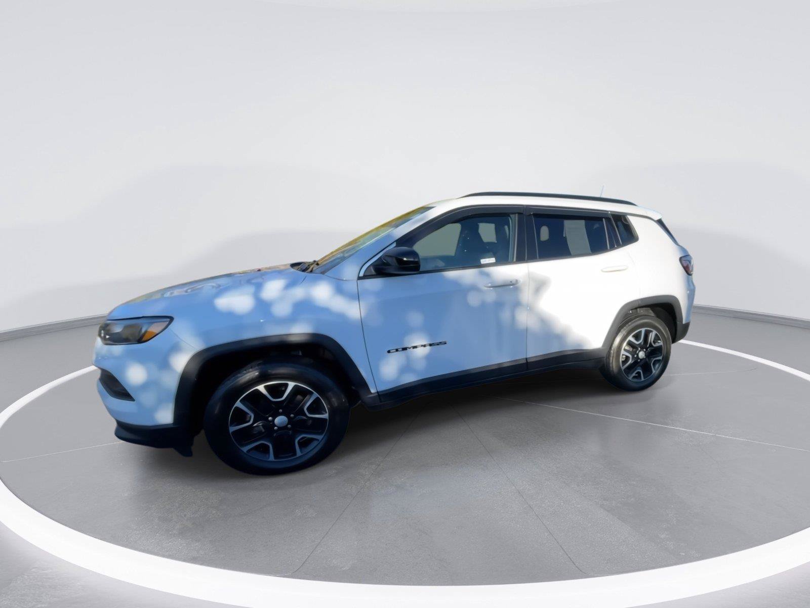 Used 2022 Jeep Compass Latitude w/ Sun and Sound Group AWD/4WD image 5