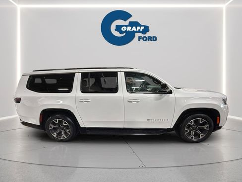 Used 2024 Jeep Wagoneer L Series III w/ Flexible Seating Group AWD/4WD image 9