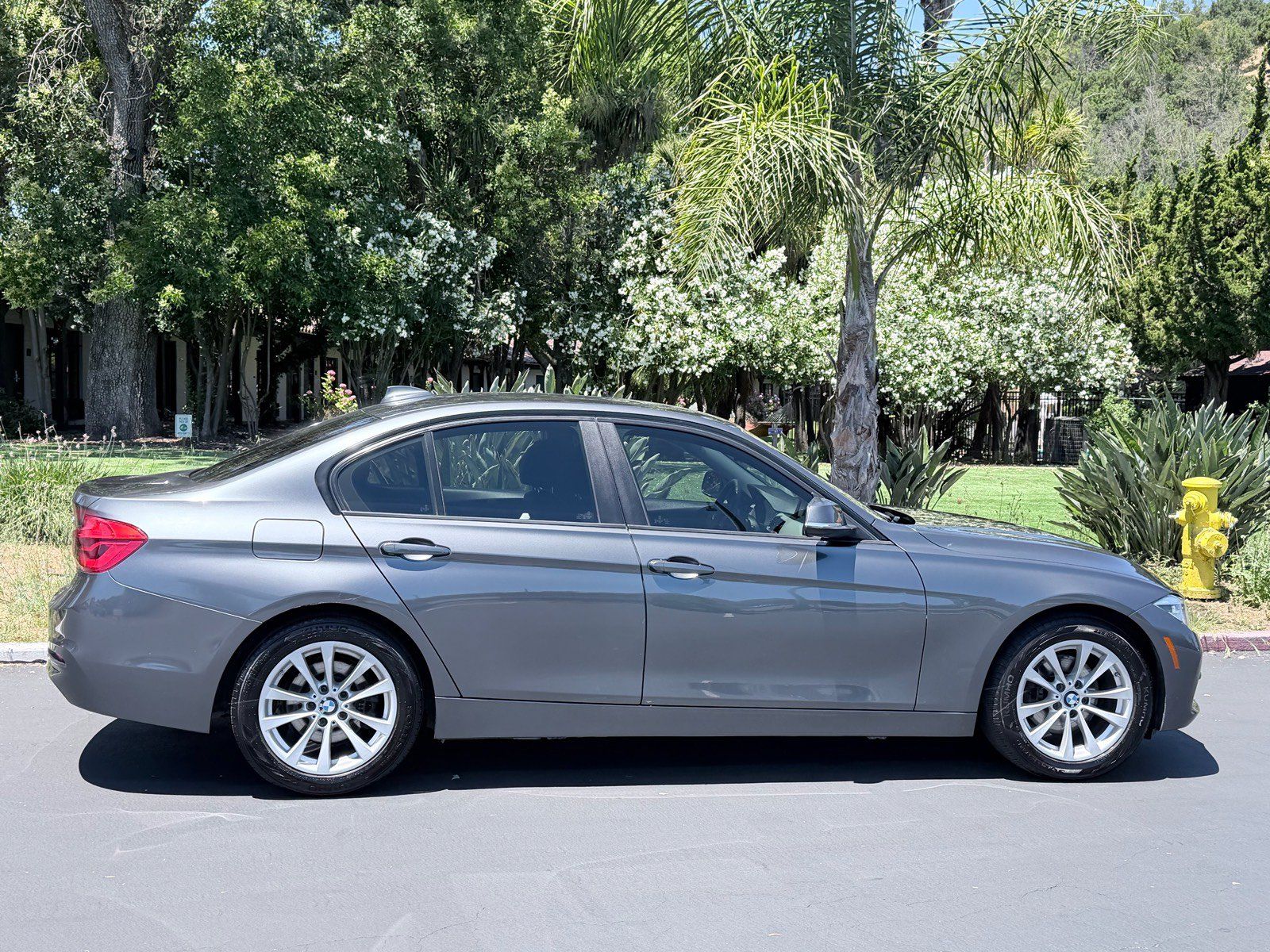 Used 2018 BMW 320i Sedan RWD image 5