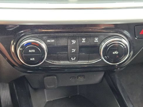 Used 2025 Chevrolet Trax LT FWD image 24