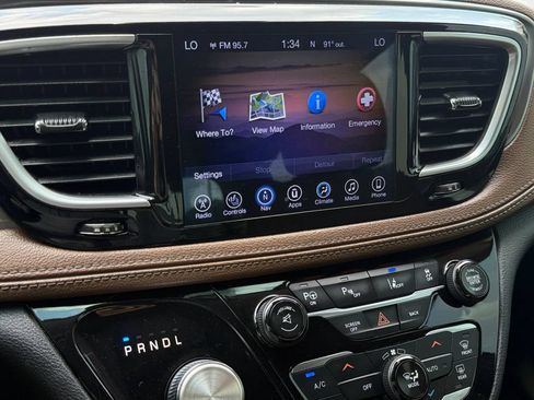 Used 2017 Chrysler Pacifica Limited FWD image 27