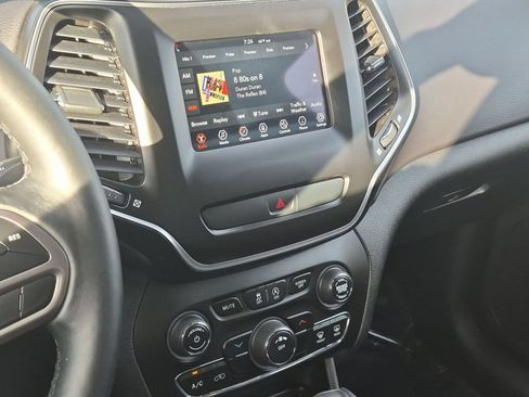 Used 2019 Jeep Cherokee Latitude Plus w/ Cold Weather Group AWD/4WD image 23