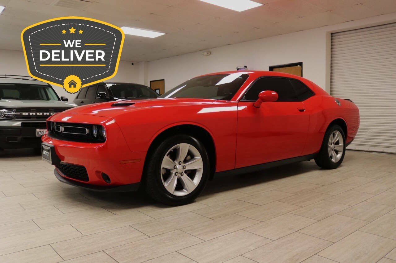 Used 2023 Dodge Challenger SXT RWD image 2