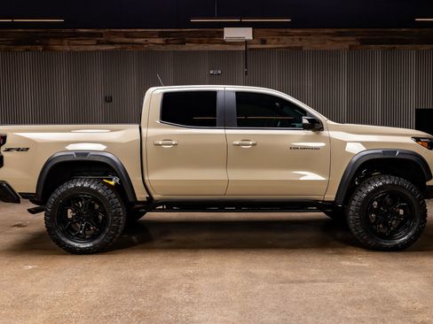 Used 2023 Chevrolet Colorado ZR2 w/ ZR2 Convenience Package III AWD/4WD image 11