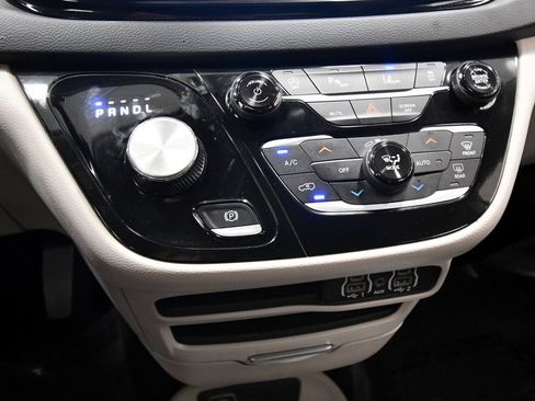 Used 2024 Chrysler Pacifica Touring-L FWD image 25