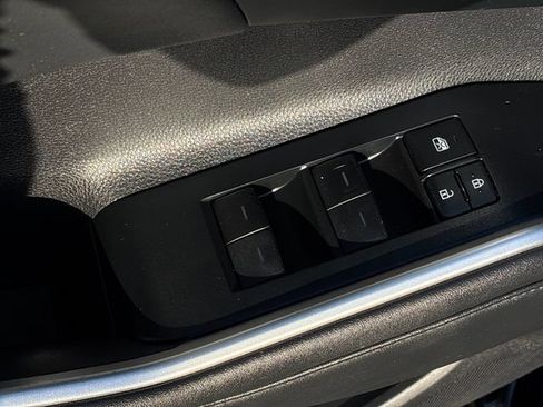 Used 2022 Toyota Highlander XLE FWD image 13