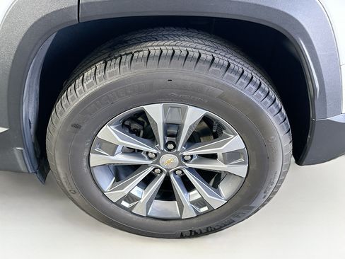Used 2025 Chevrolet Equinox LT AWD/4WD image 11