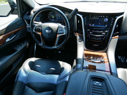 Used 2019 Cadillac Escalade ESV Premium Luxury AWD/4WD image 7