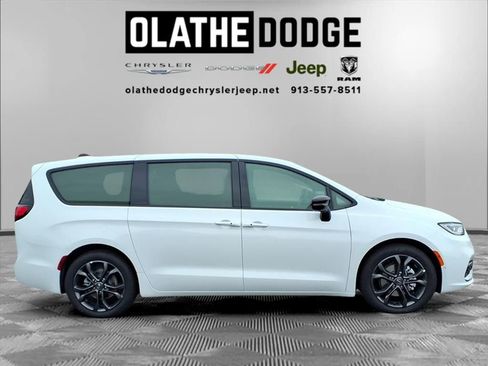 New 2026 Chrysler Pacifica Select image 8