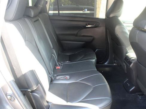 Used 2021 Toyota Highlander XLE FWD image 12