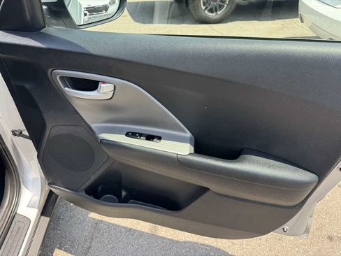 Used 2020 Kia Niro LX FWD image 15