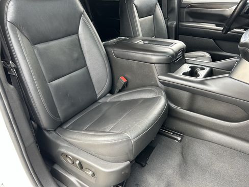 Used 2022 Chevrolet Tahoe Z71 w/ Luxury Package AWD/4WD image 8
