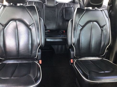 Used 2025 Chrysler Pacifica Limited FWD image 15