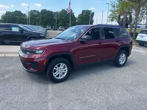 Used 2023 Jeep Grand Cherokee Laredo RWD image 3