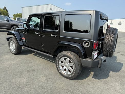 Used 2014 Jeep Wrangler Unlimited Sahara w/ Connectivity Group AWD/4WD image 5