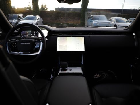 New 2026 Land Rover Range Rover Long Wheelbase SE image 16