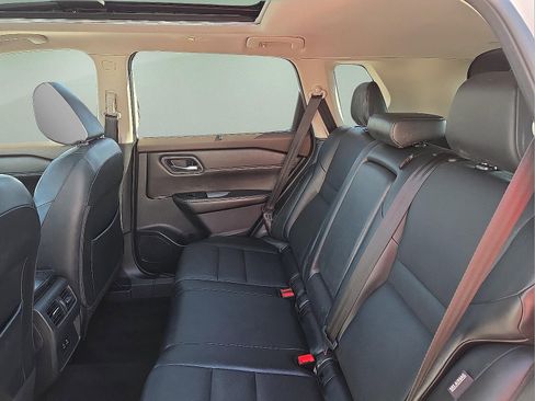 Used 2021 Nissan Rogue SV w/ Premium Package image 10