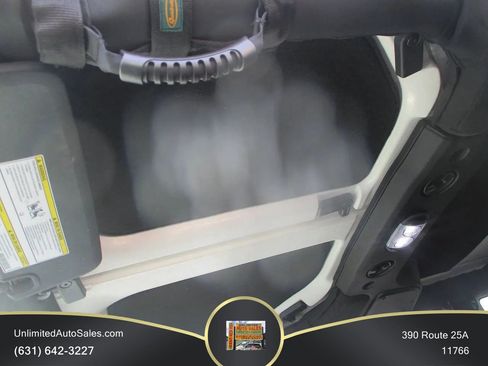 Used 2017 Jeep Wrangler Unlimited Rubicon AWD/4WD image 9