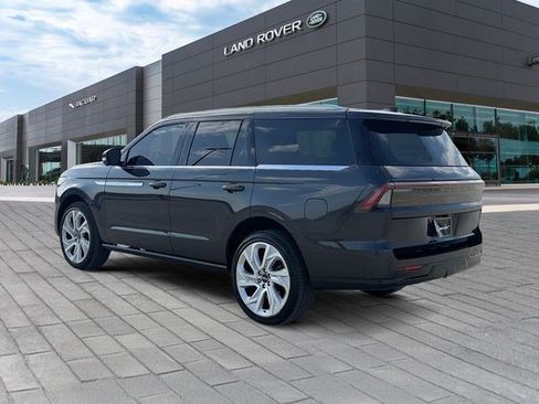 Used 2025 Lincoln Navigator Reserve AWD/4WD image 3