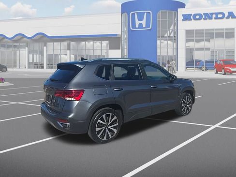 Used 2023 Volkswagen Taos SE w/ Panoramic Sunroof Package image 9