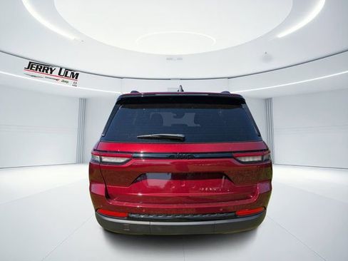 New 2025 Jeep Grand Cherokee Altitude image 4