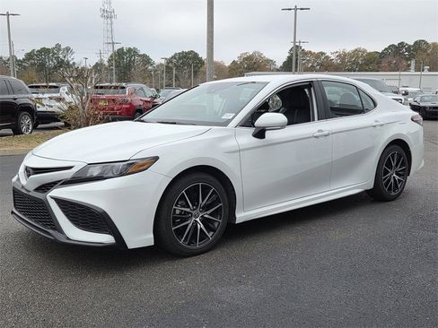 Used 2024 Toyota Camry SE image 5