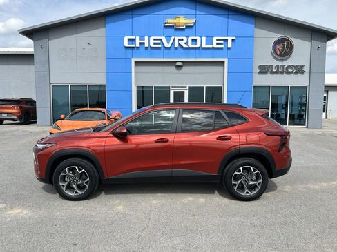 Used 2024 Chevrolet Trax LT w/ Driver Confidence Package FWD image 3