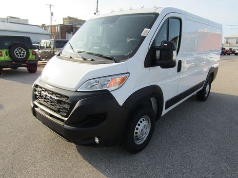 New 2025 RAM ProMaster 2500 w/ Convenience Group FWD image 7