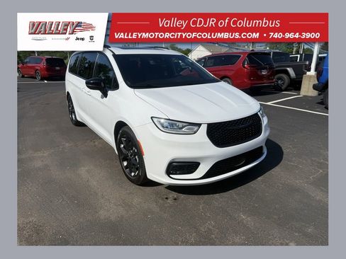 Used 2023 Chrysler Pacifica Limited w/ Uconnect Theater Family Group FWD image 1