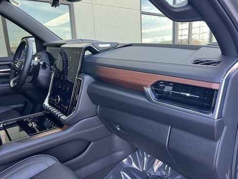 Used 2025 GMC Yukon Denali w/ Denali Reserve Package image 29