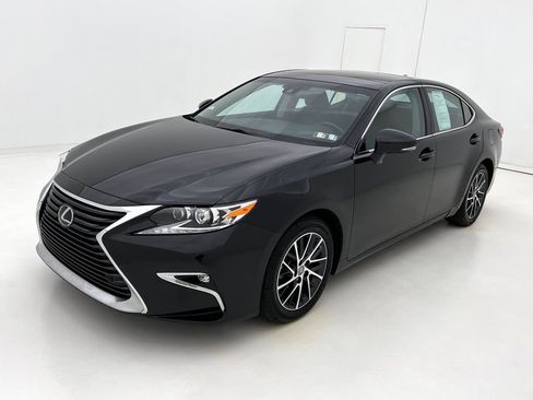 Used 2017 Lexus ES 350 w/ Luxury Package FWD image 4