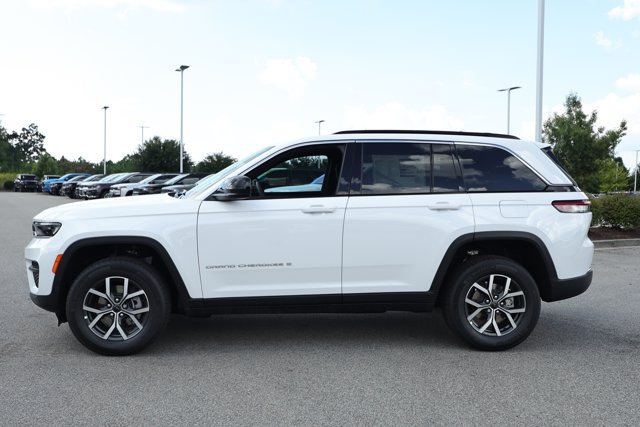 New 2027 Jeep Grand Cherokee Laredo X RWD image 9