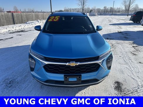 Used 2025 Chevrolet Trax LT image 4