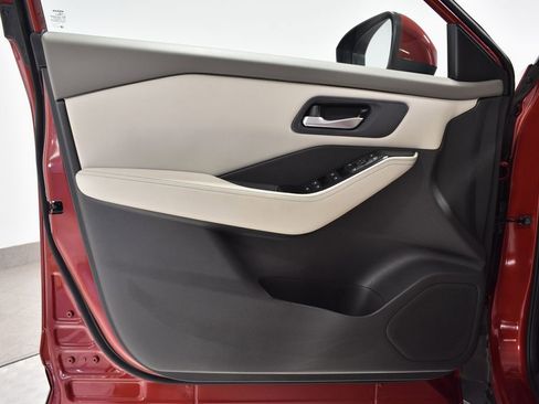 Used 2025 Nissan Rogue SV image 9