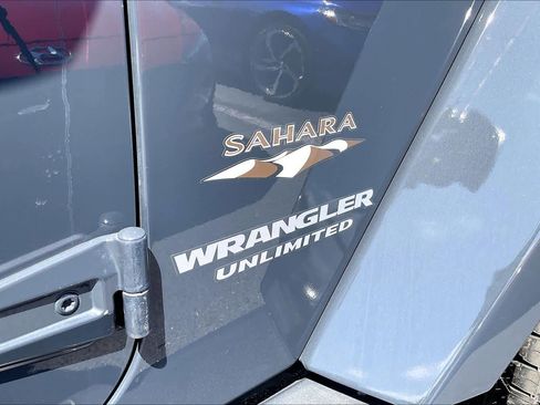Used 2017 Jeep Wrangler Unlimited Sahara w/ Connectivity Group AWD/4WD image 9