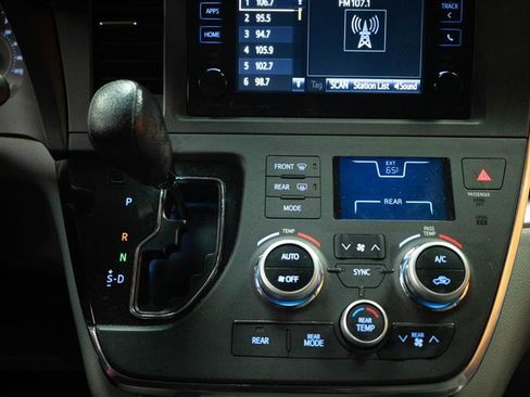 Used 2017 Toyota Sienna LE w/ Preferred Accessory Package FWD image 21