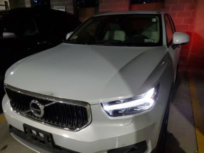Used 2022 Volvo XC40 T5 Momentum
