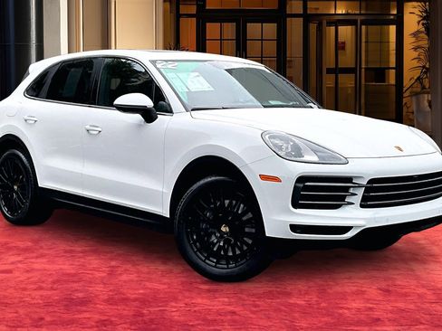 Used 2022 Porsche Cayenne Platinum Edition image 11